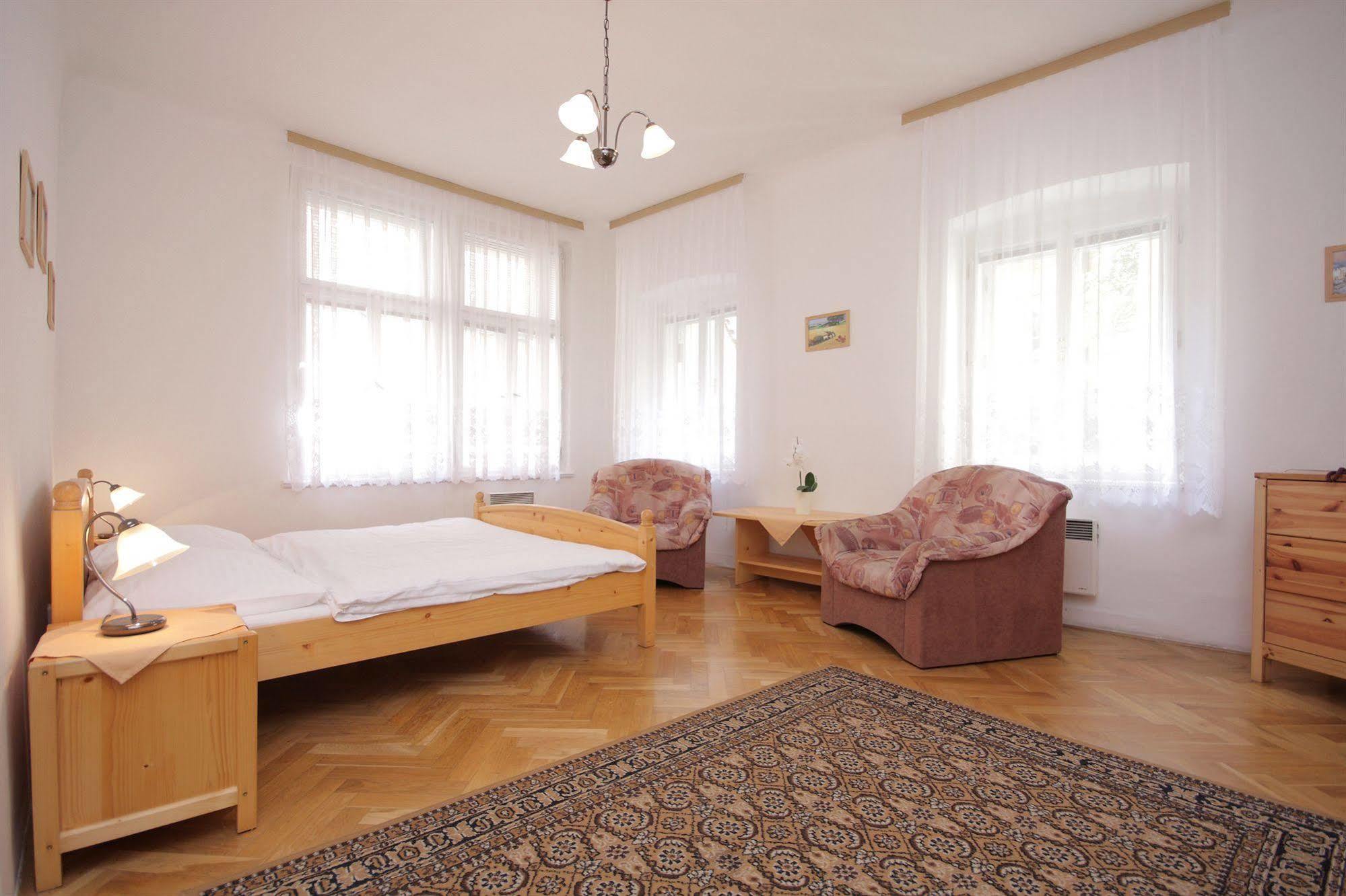 The Green Garland Otel