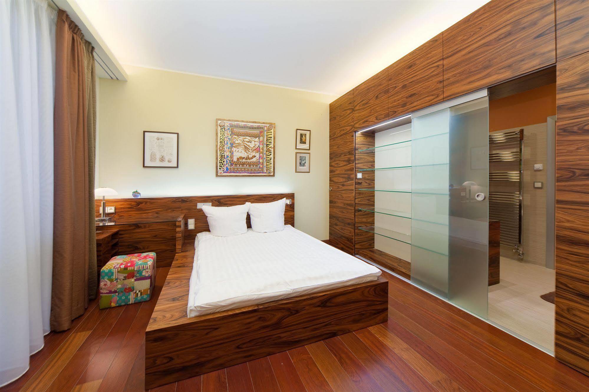 Louren - The Bridge Inn Aparthotel Praga