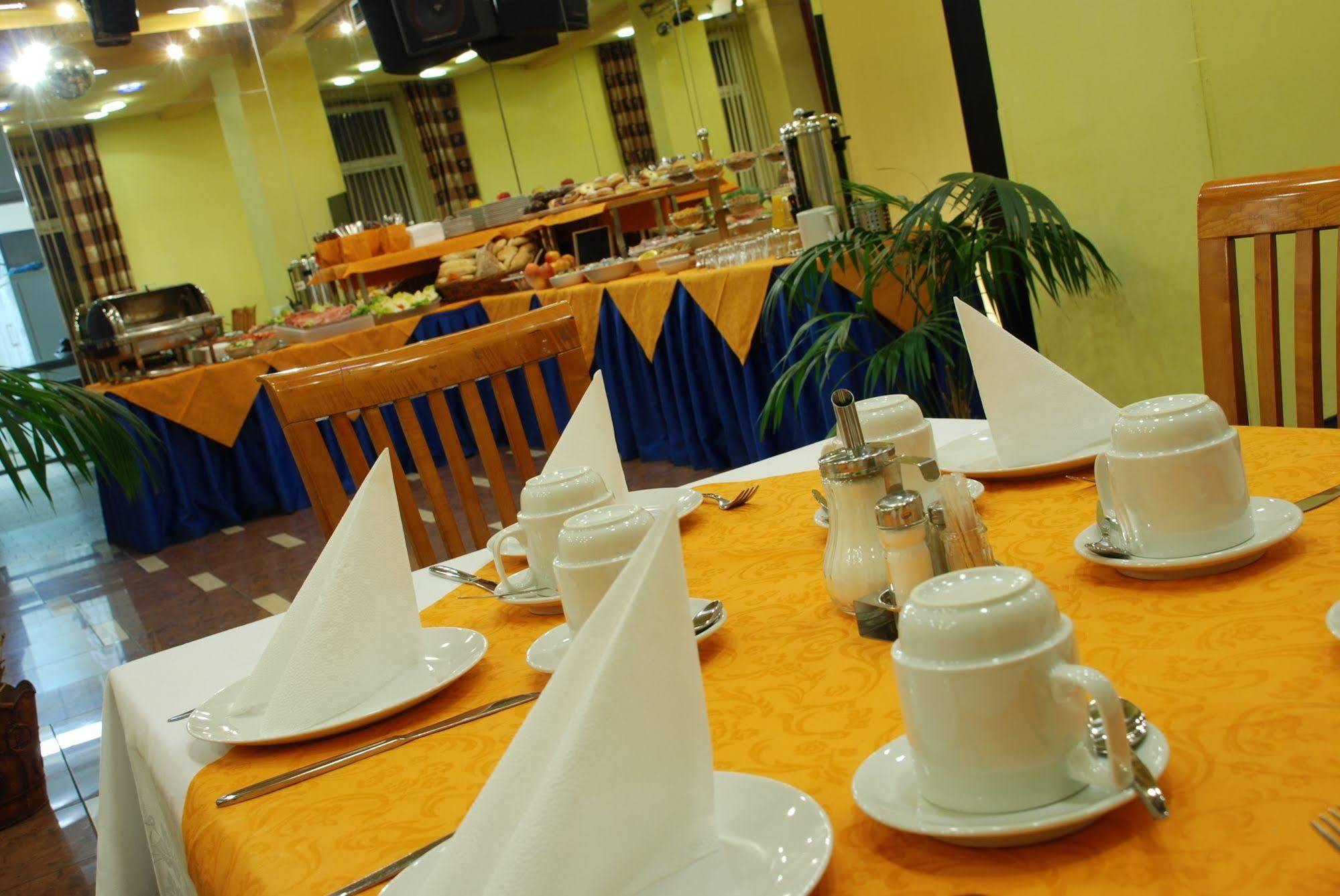 Henrietta Hotel 3*