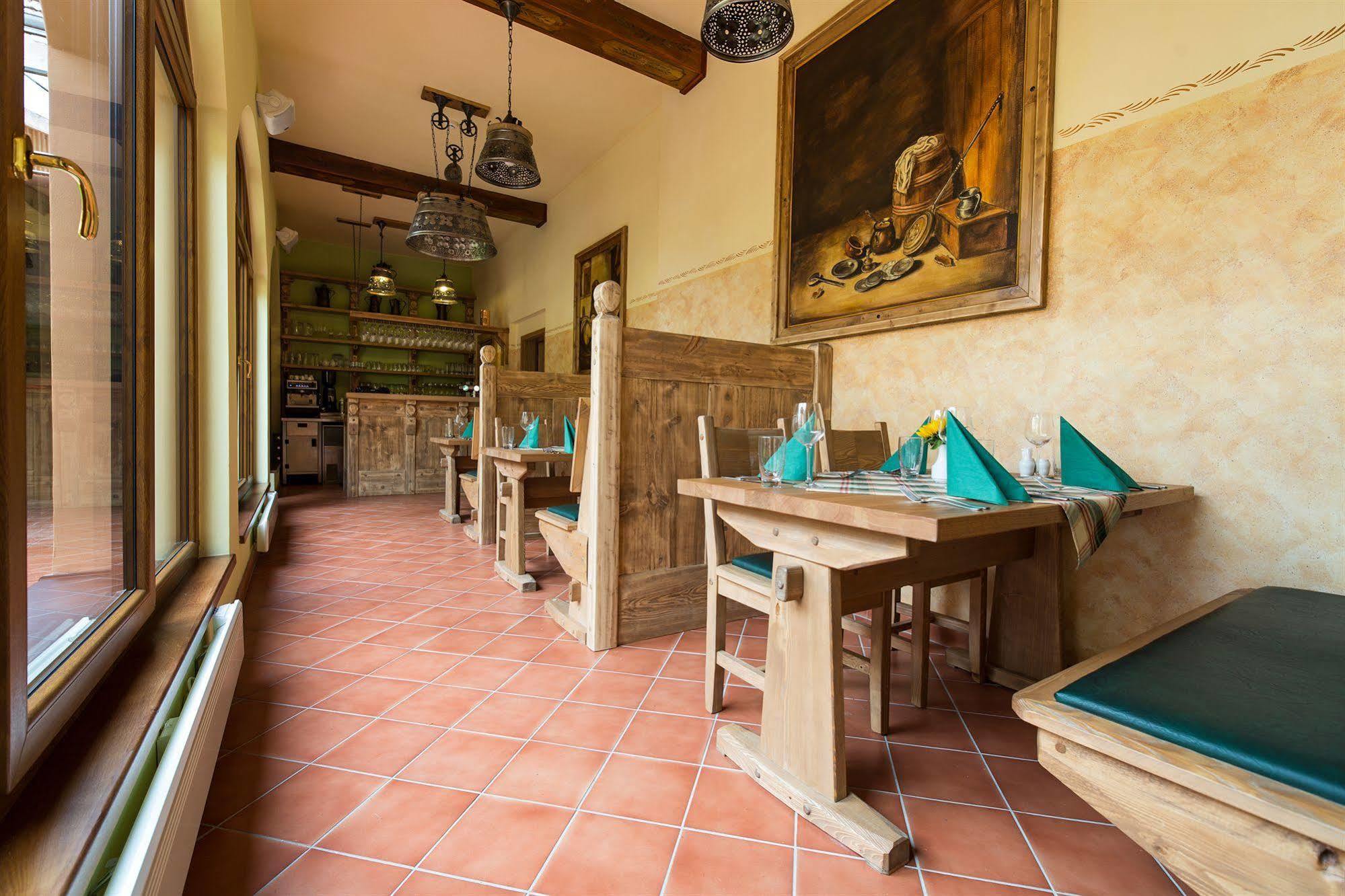 Otel Selsky Dvur - Bohemian Village Courtyard