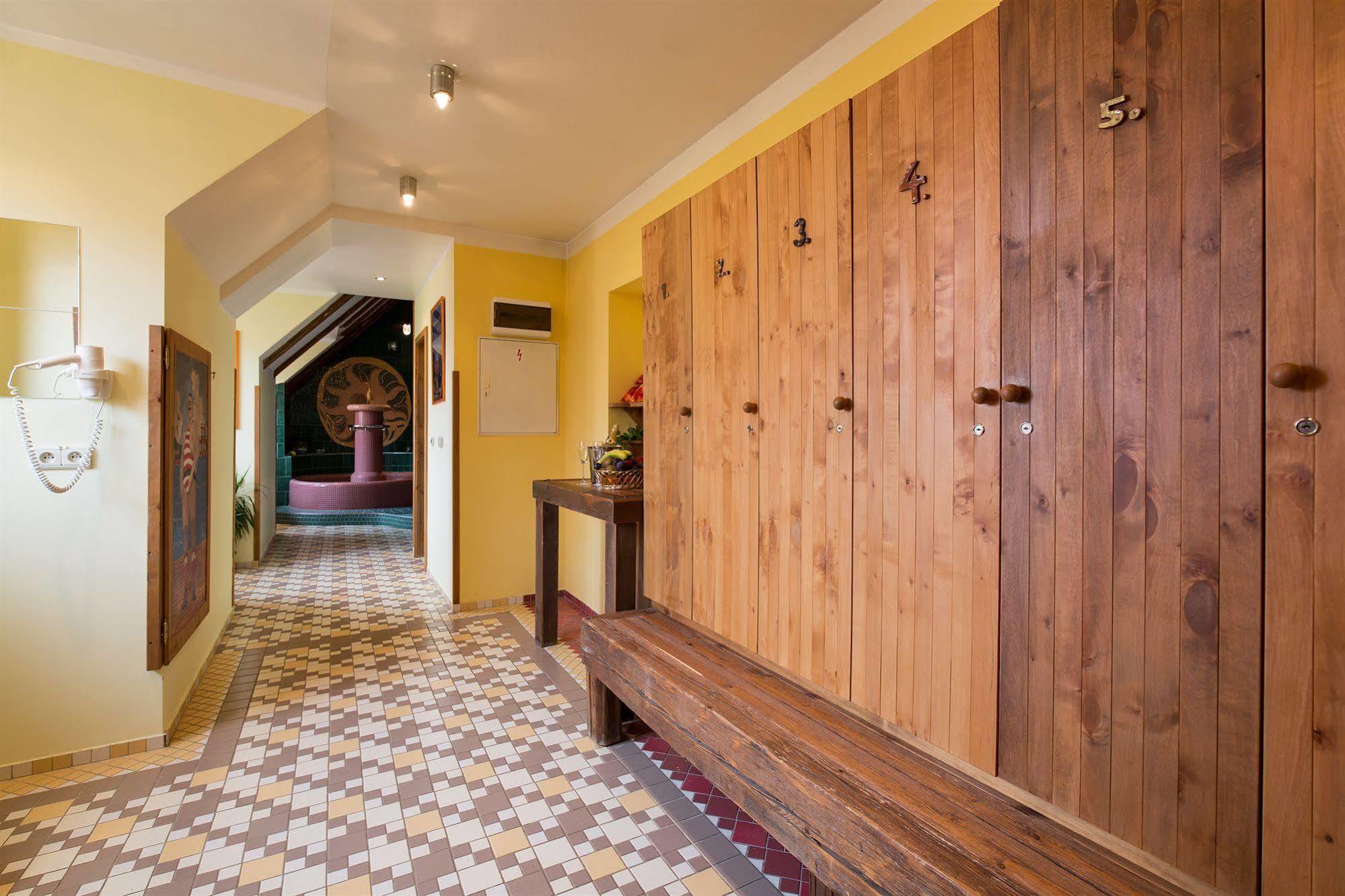 Otel Selsky Dvur - Bohemian Village Courtyard