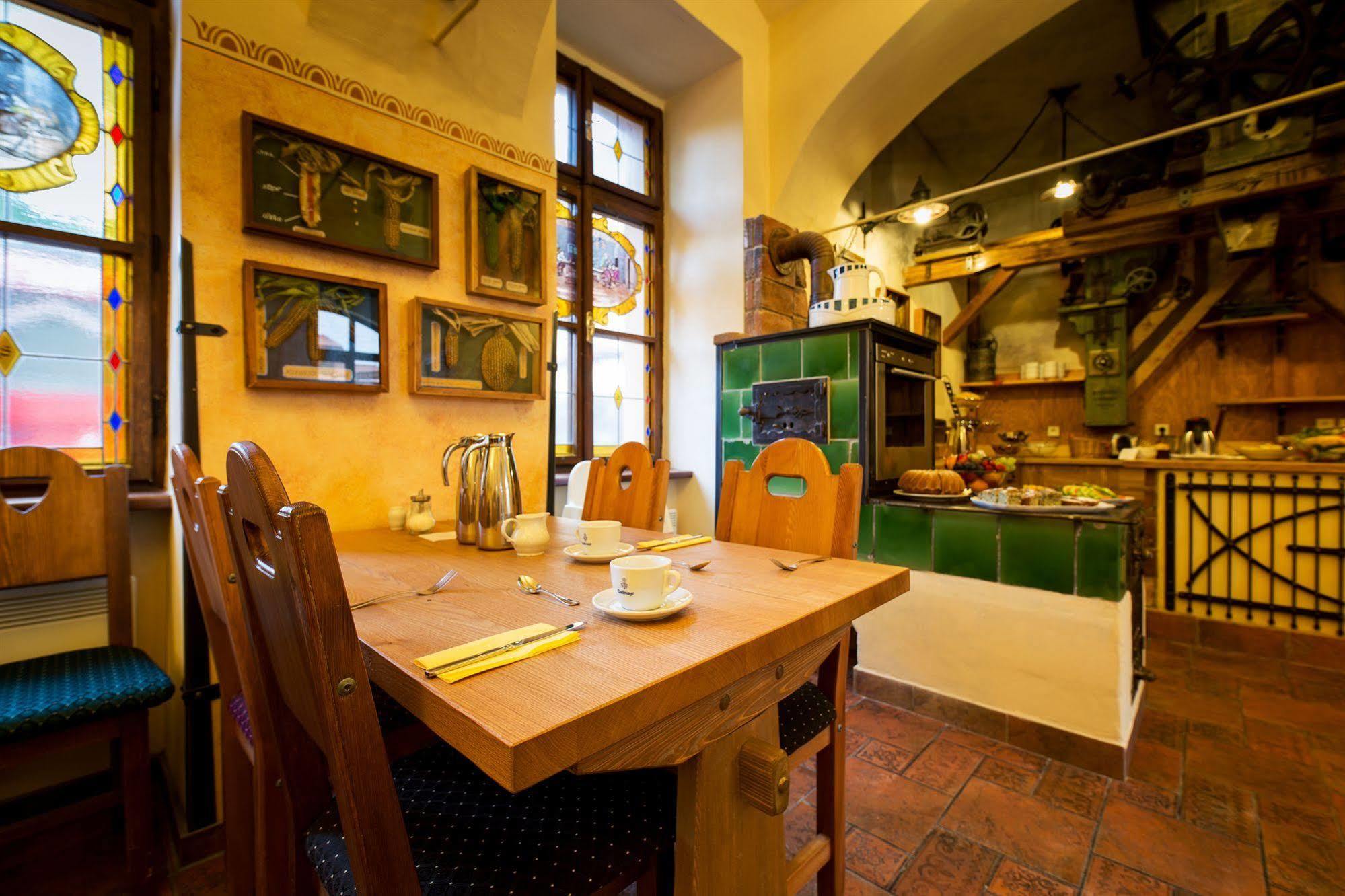 Otel Selsky Dvur - Bohemian Village Courtyard