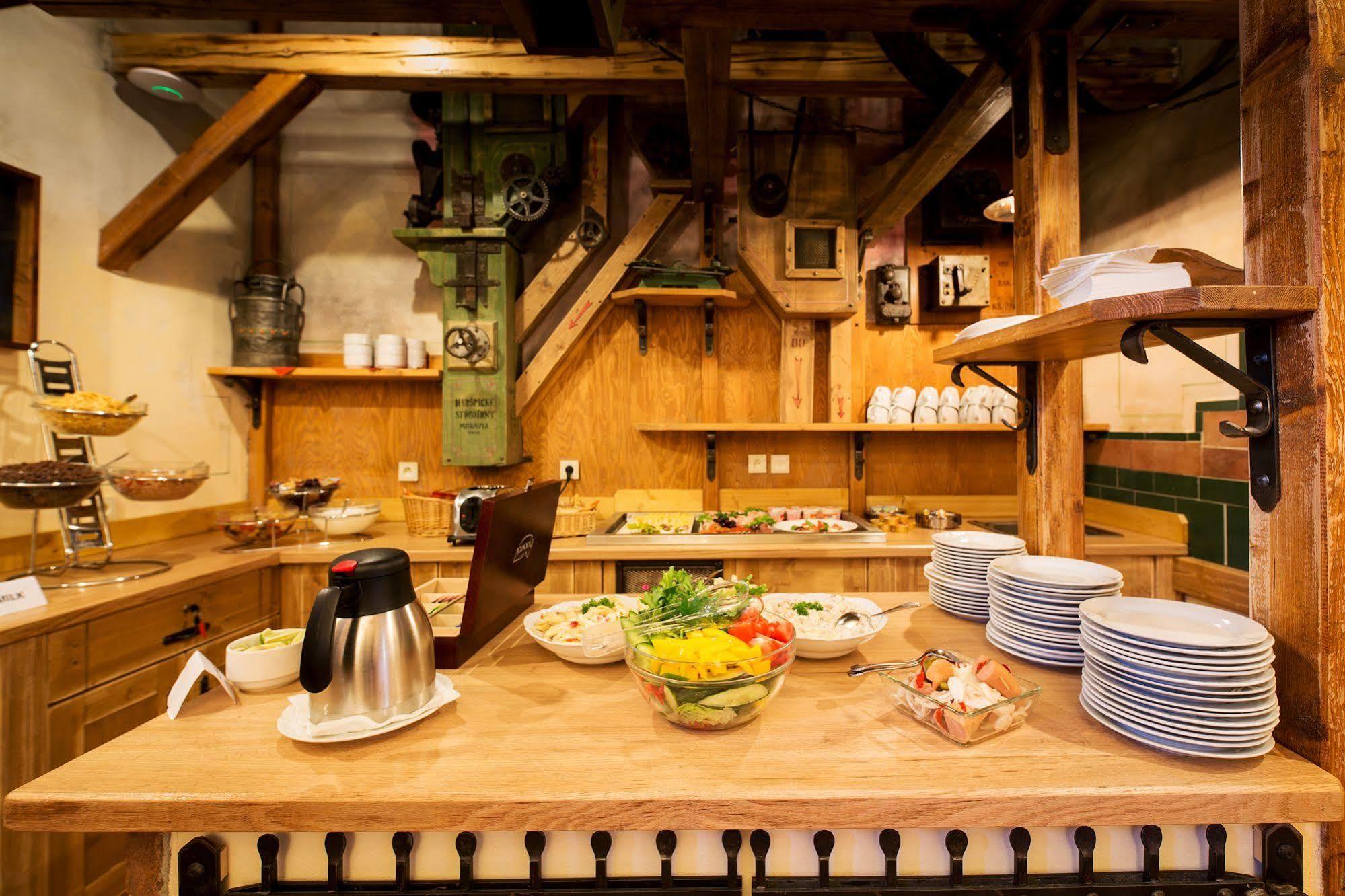 Otel Selsky Dvur - Bohemian Village Courtyard