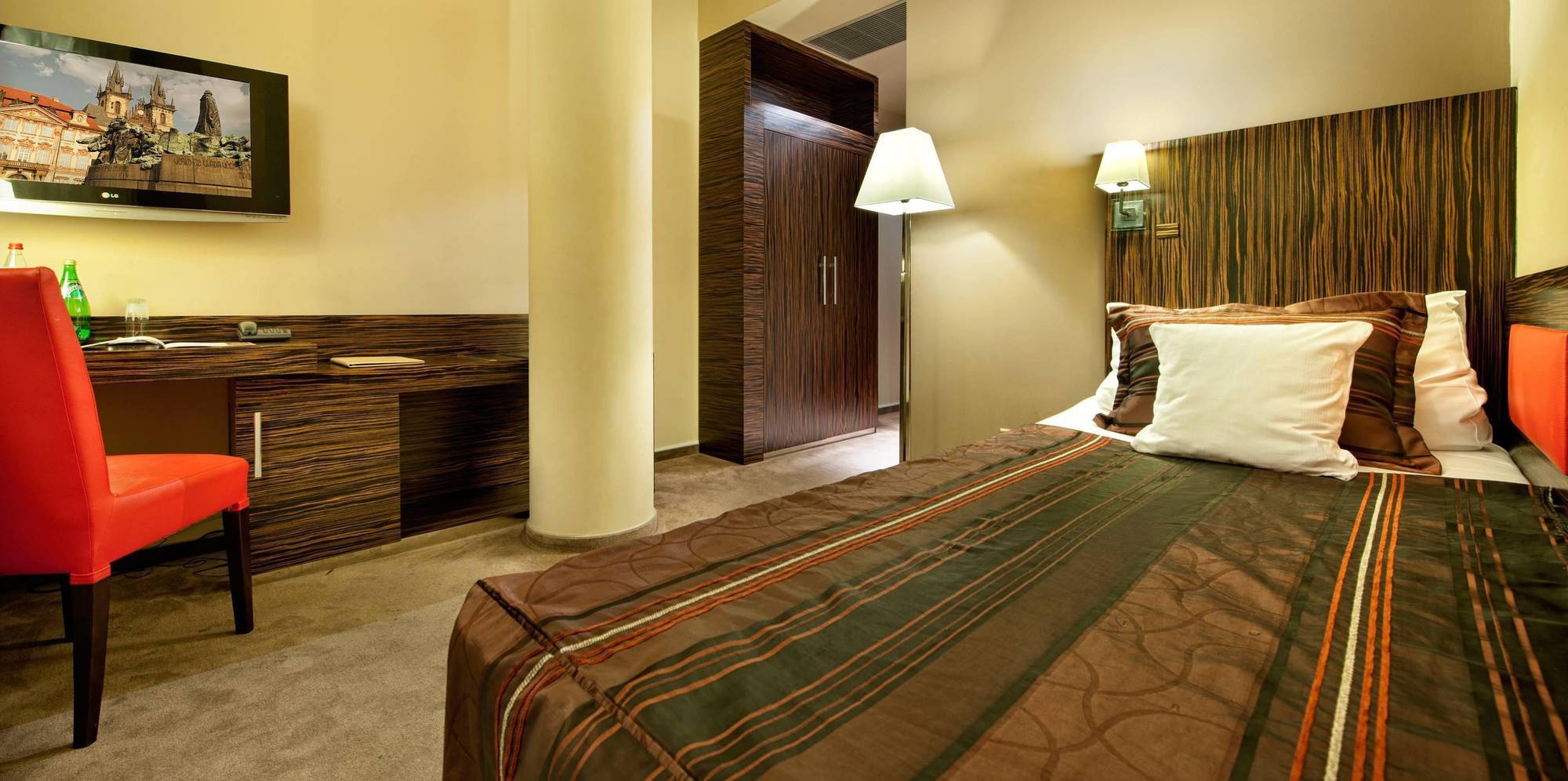 Ea Crystal Palace Hotel