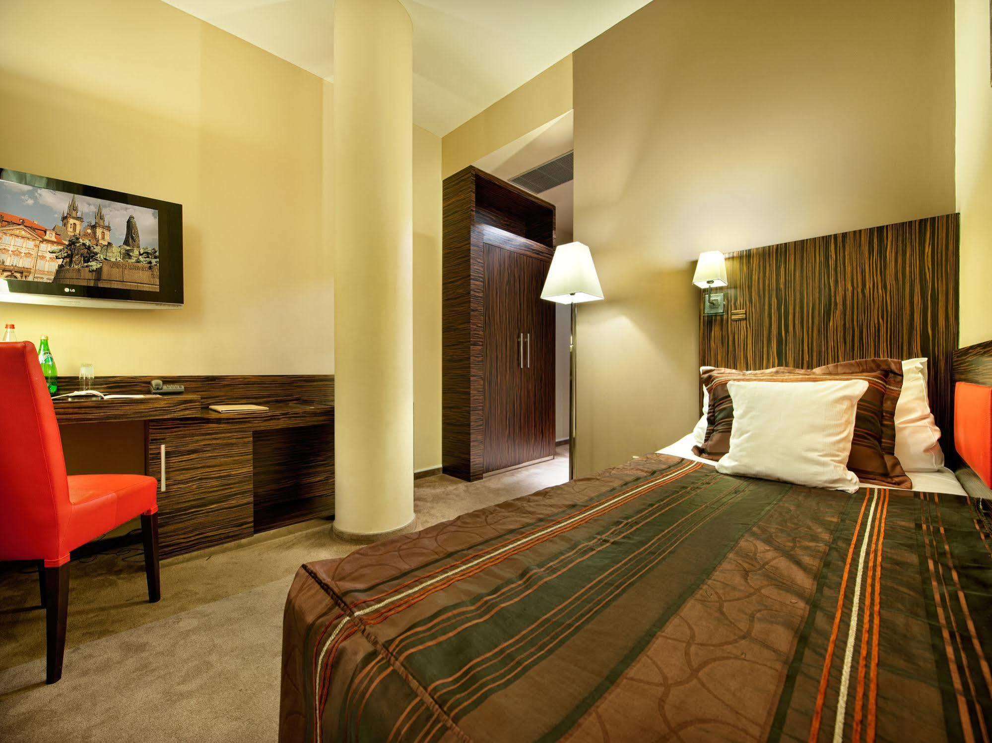 Ea Crystal Palace Hotel 4*