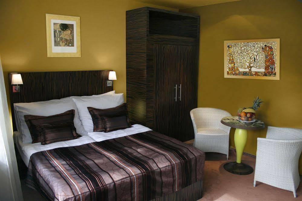 Hotel Ea Crystal Palace