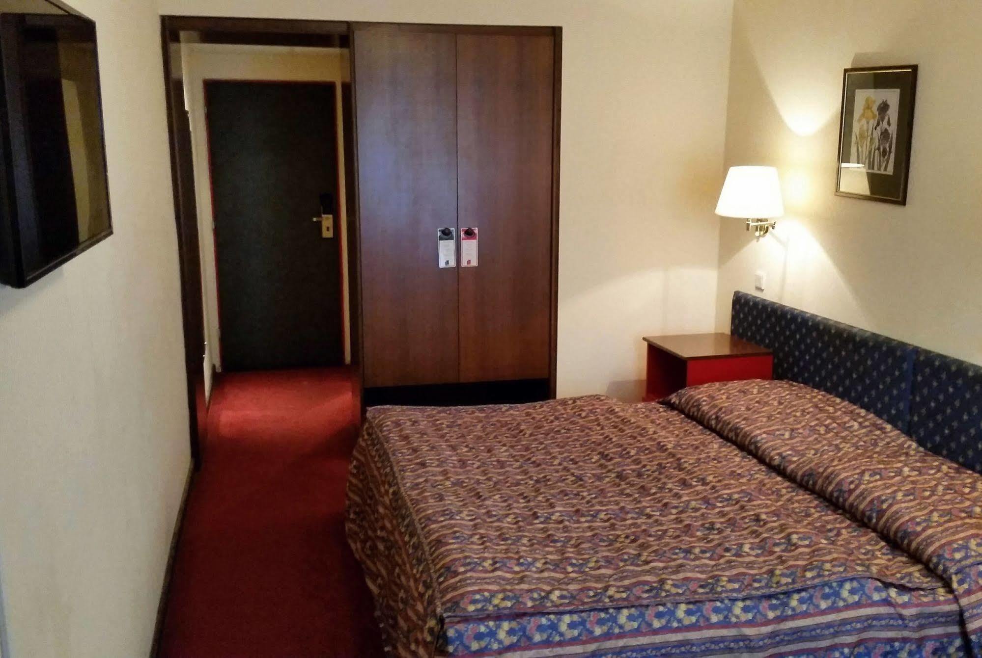 Ariston 4*
