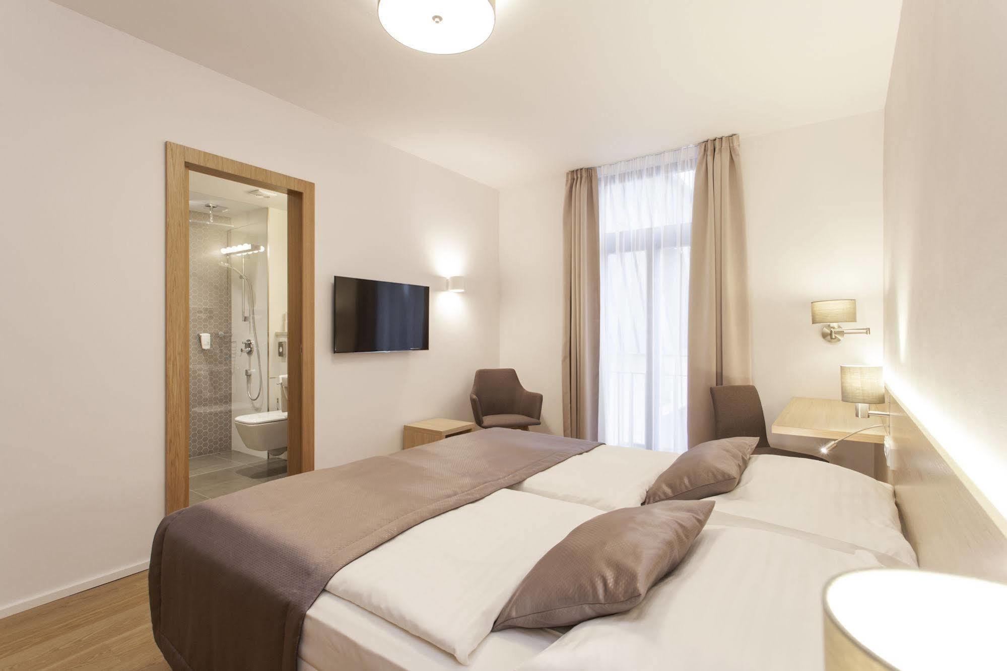 Otel Carol 4*