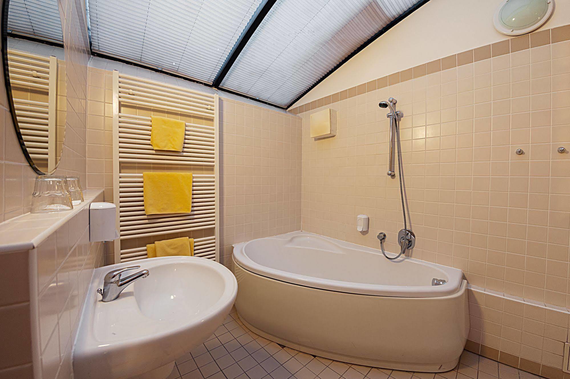 U Tri Bubnu Otel Prag