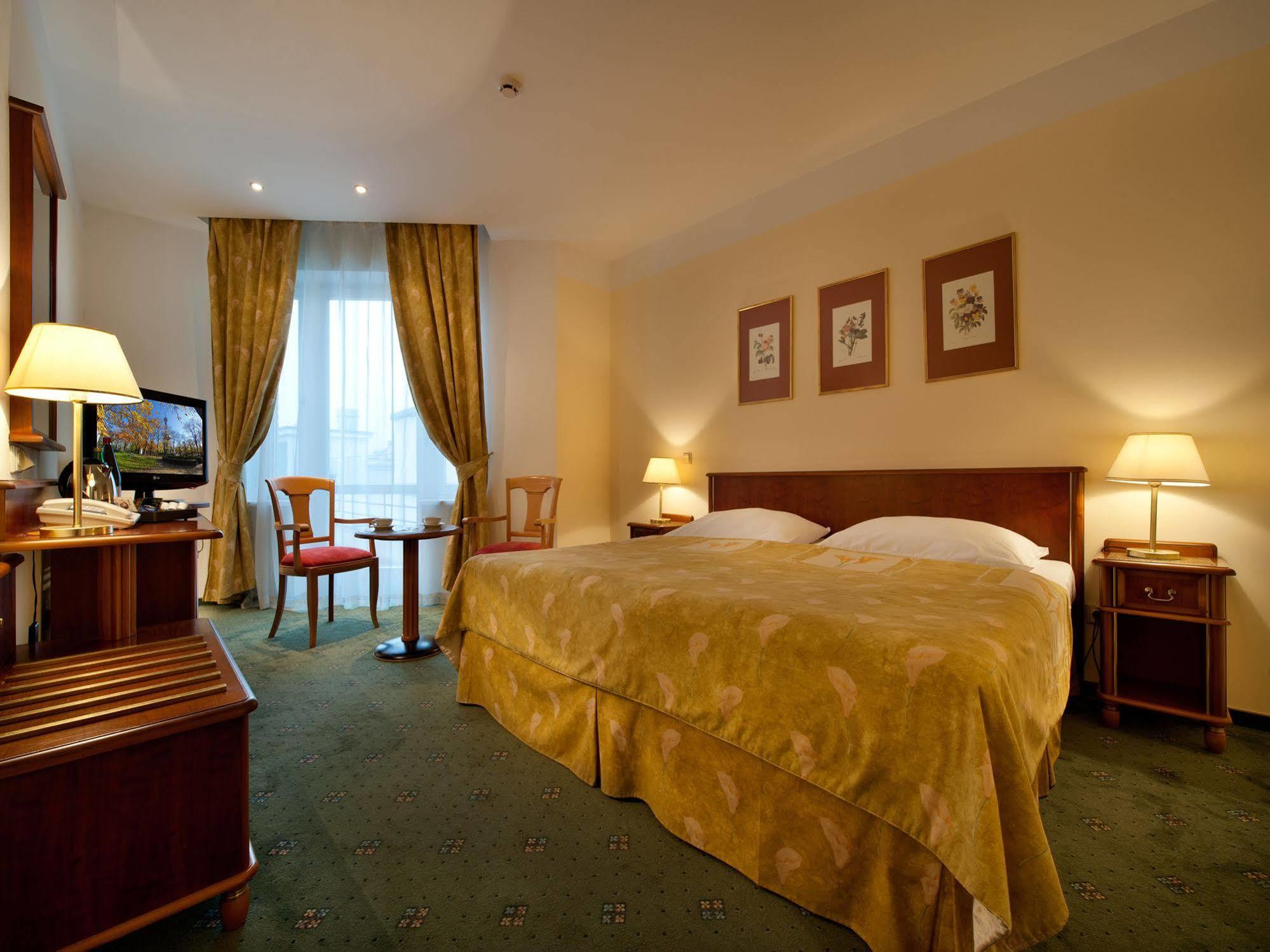 Ea Rokoko Otel Prag
