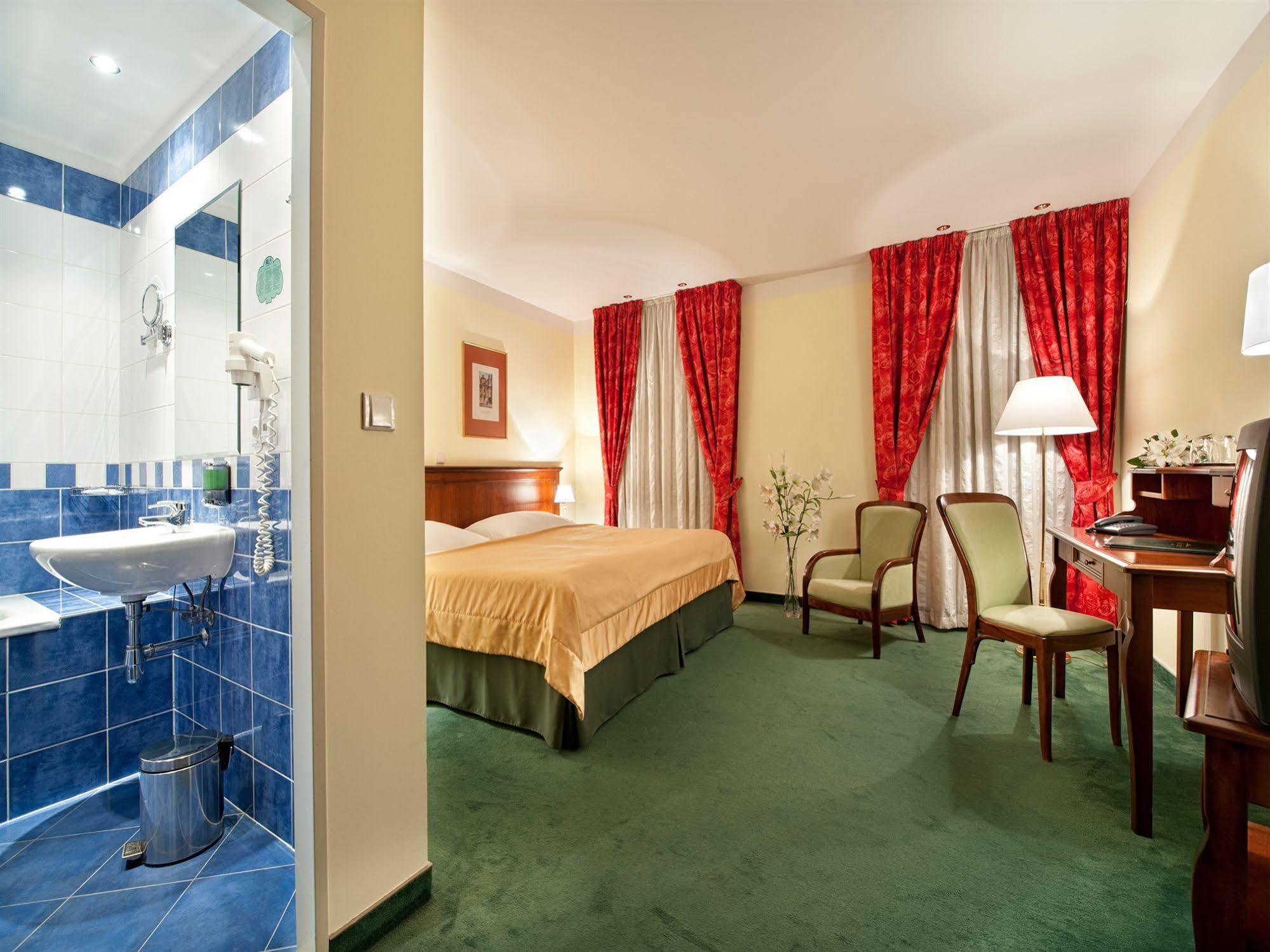 Hotel Ea Jeleni Dvur Castle 3*