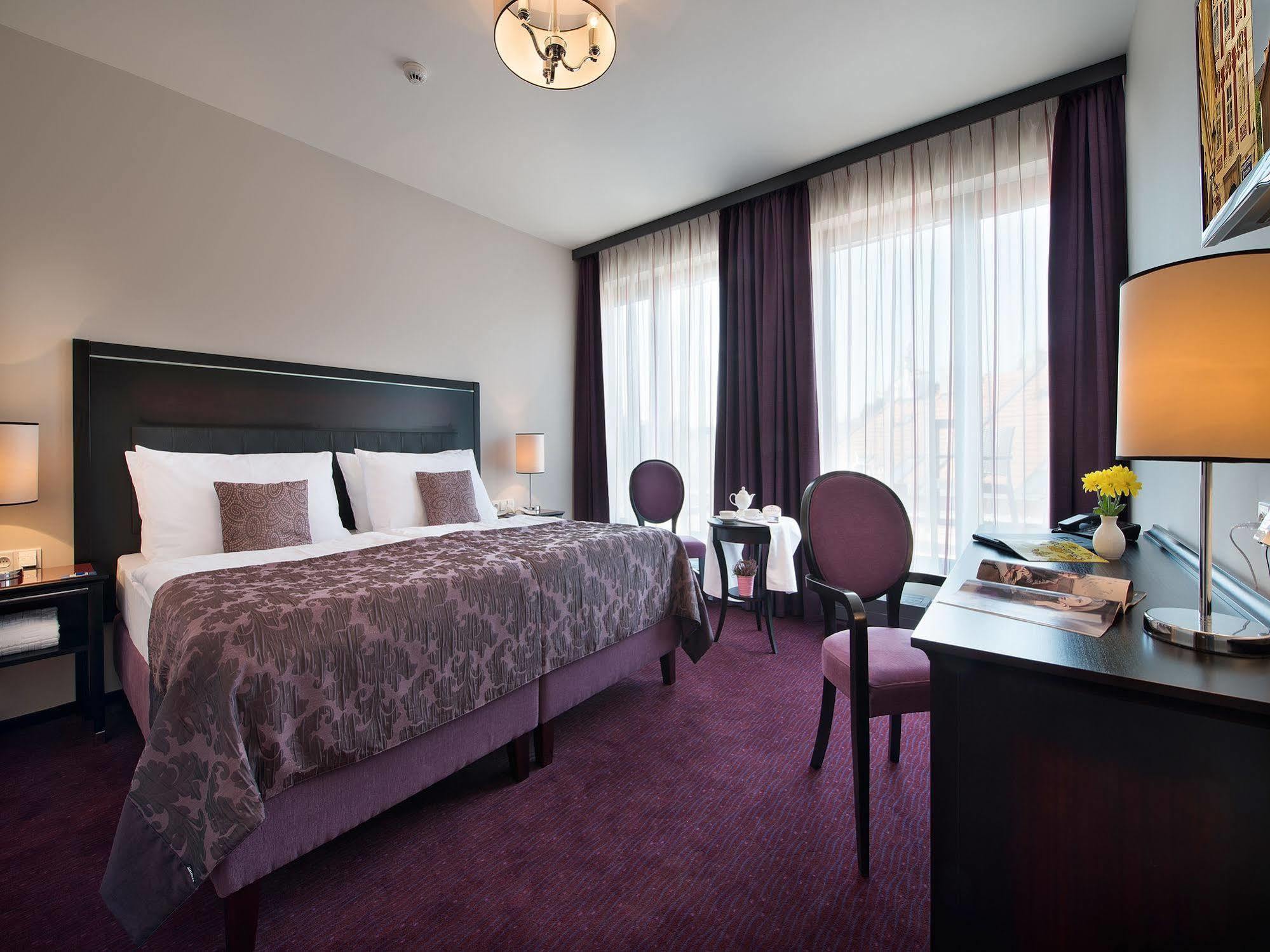 Hotel Ea Embassy 4*