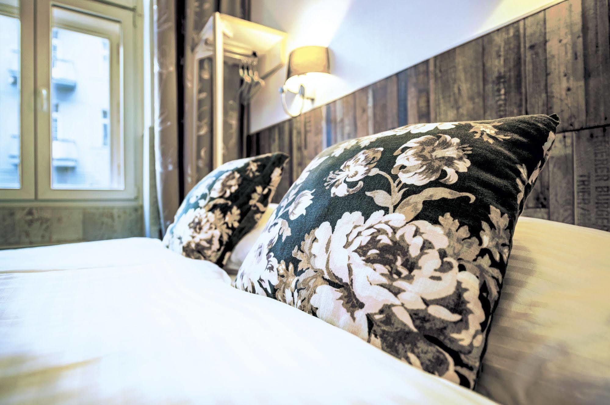 Royal Court Hotel 3*