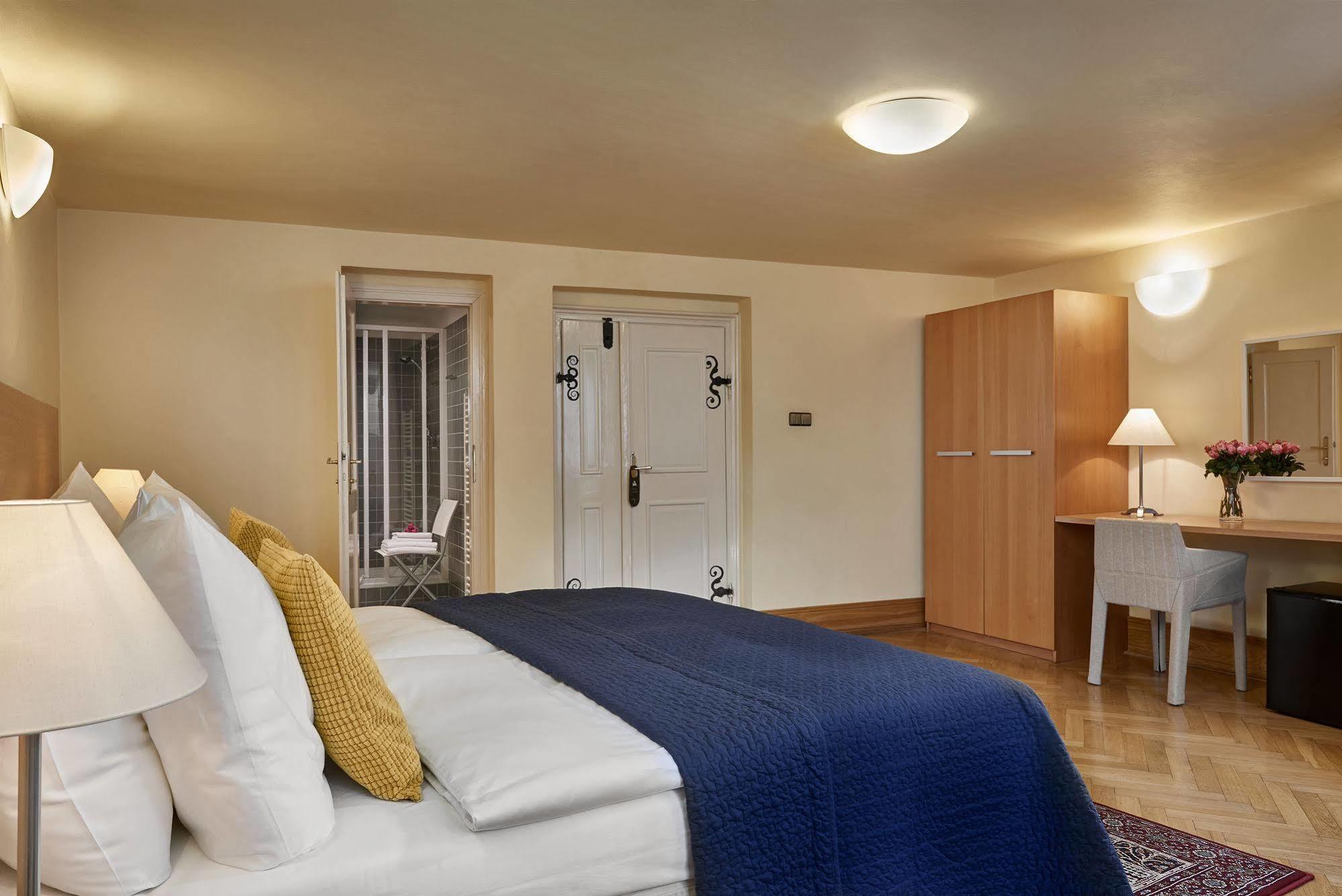Mostecka 12 Hotel Prag