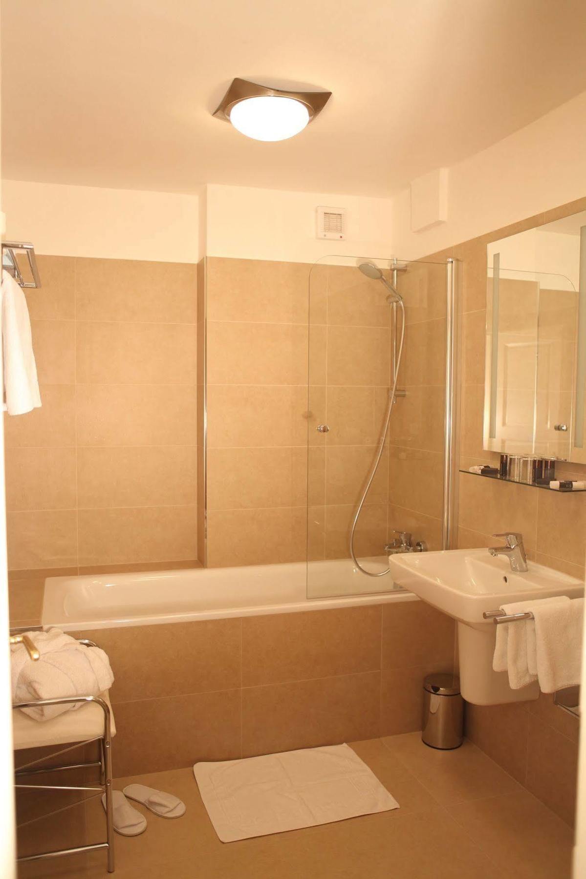 Pod Vezi Otel