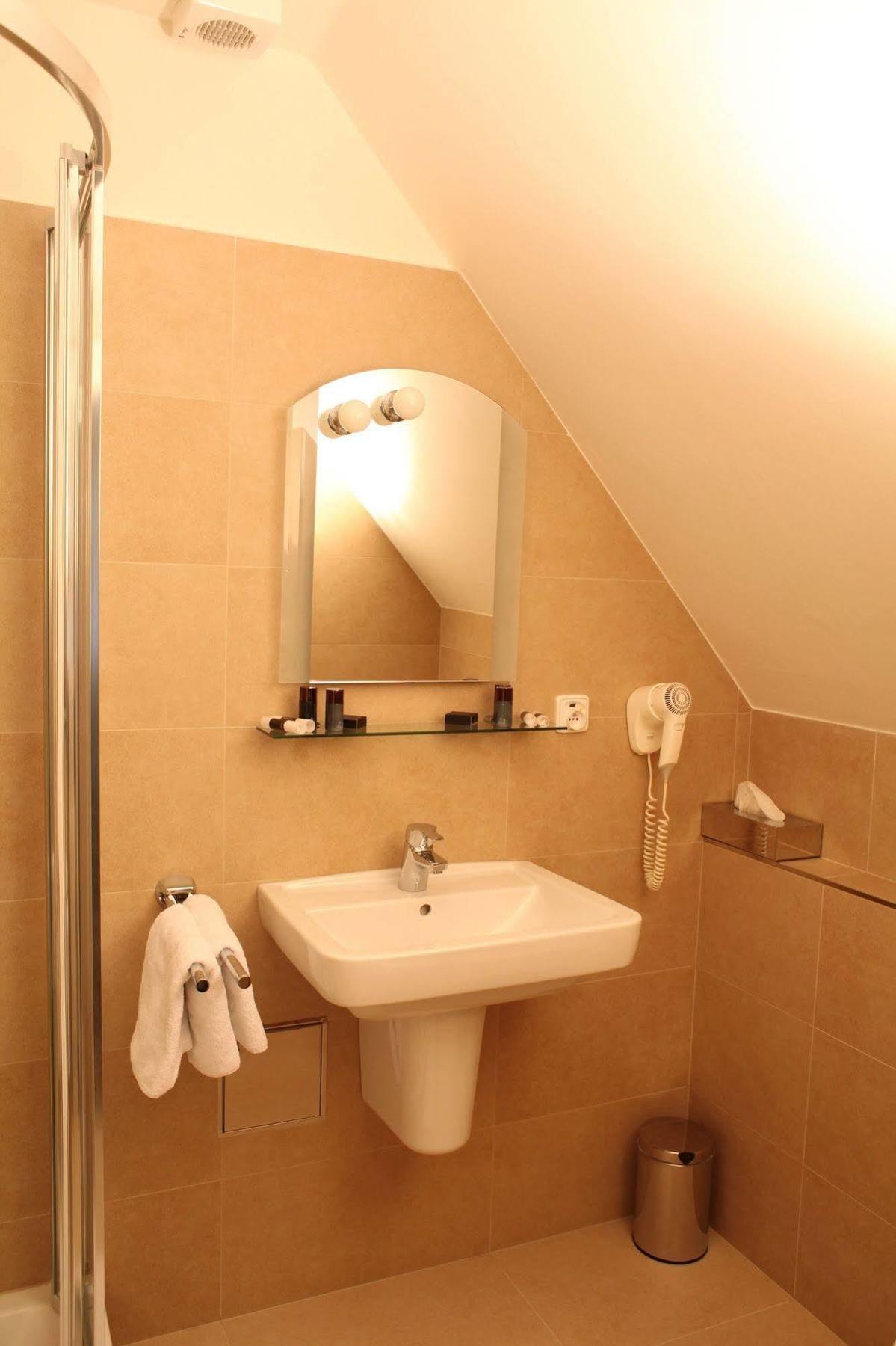 Pod Vezi Otel