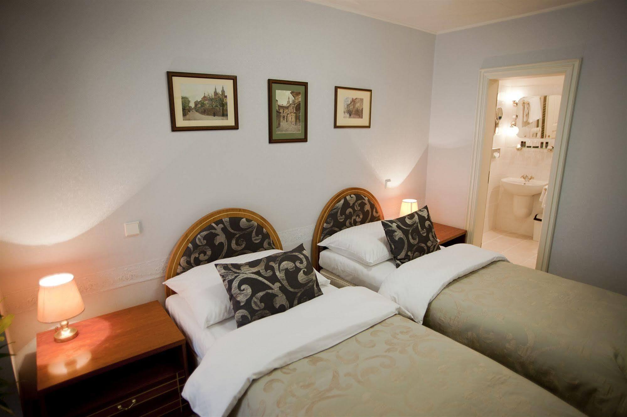 Pod Vezi Otel