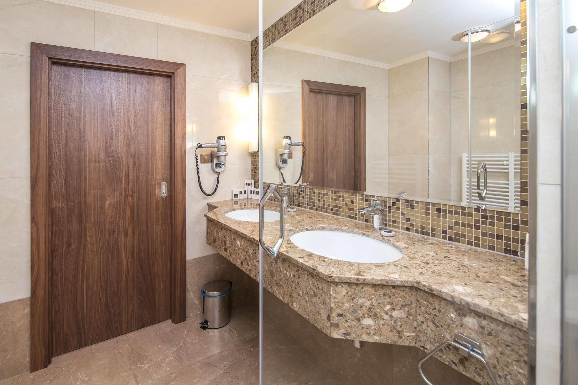 Merchants Crown Suites And Spa Prague