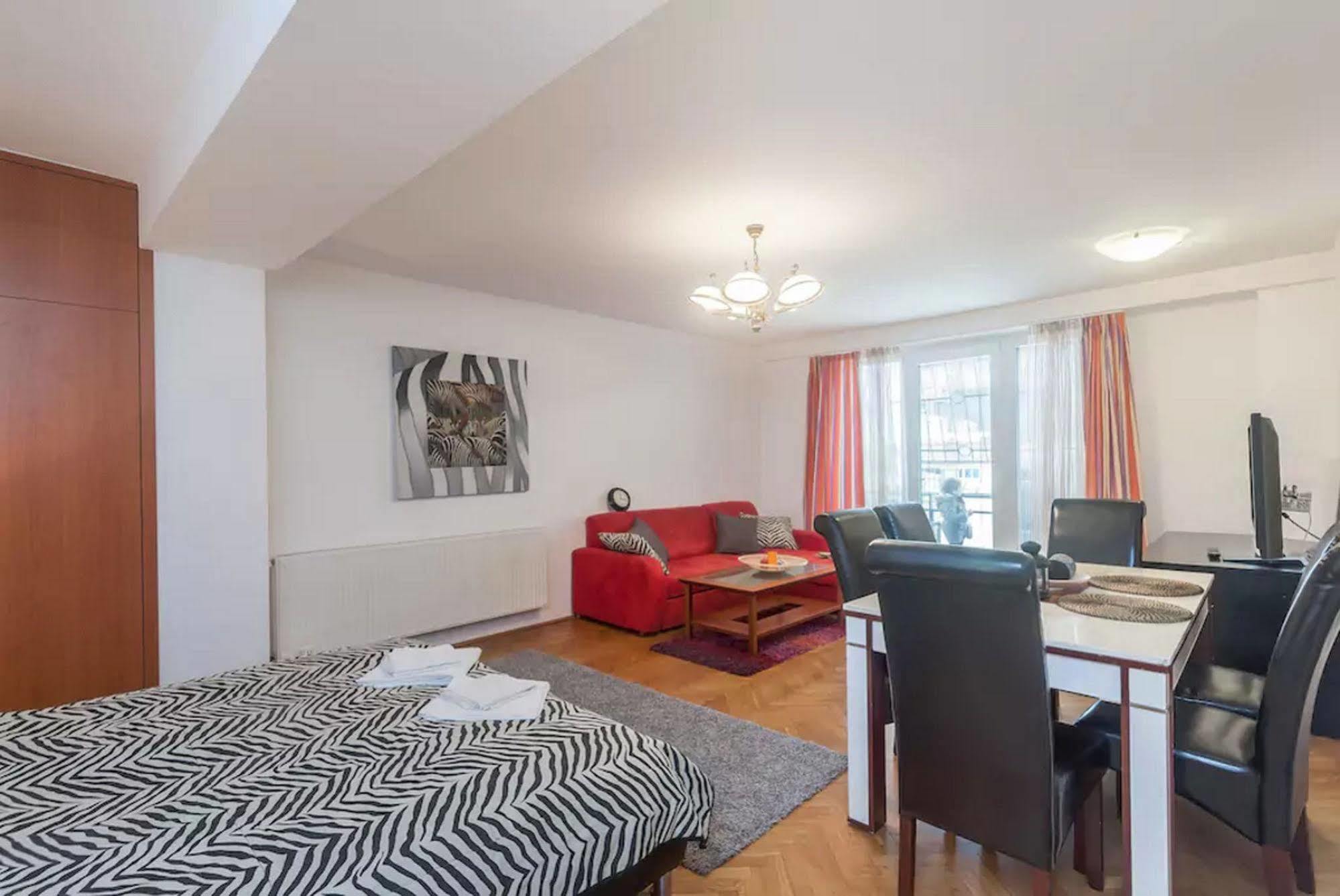 Apartment Long