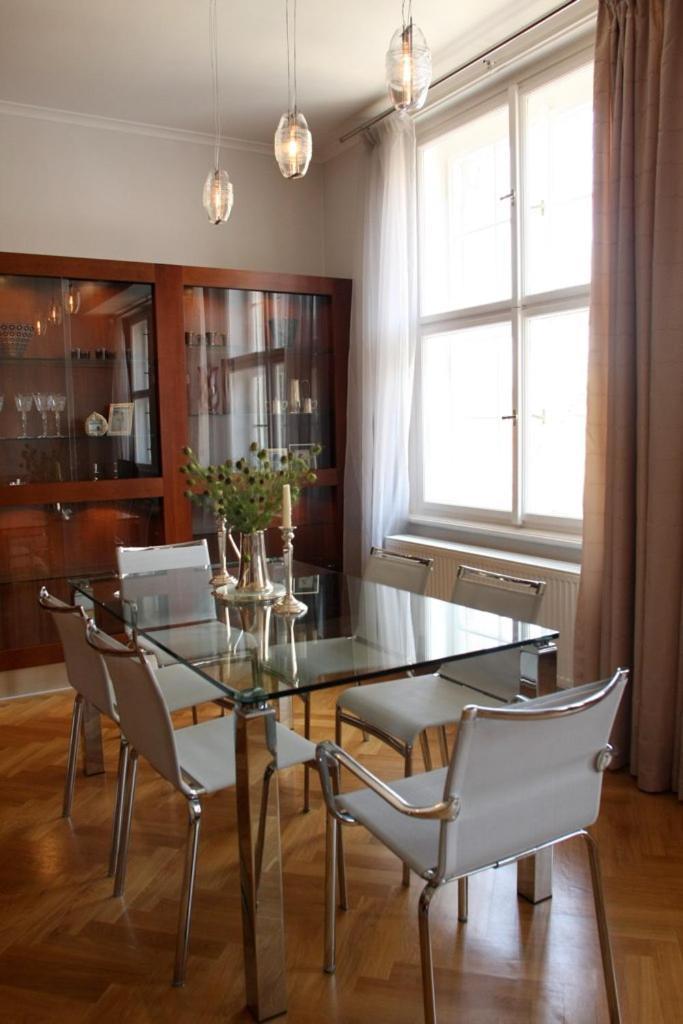 Spacious Elegance In The Heart Of Old Town Daire