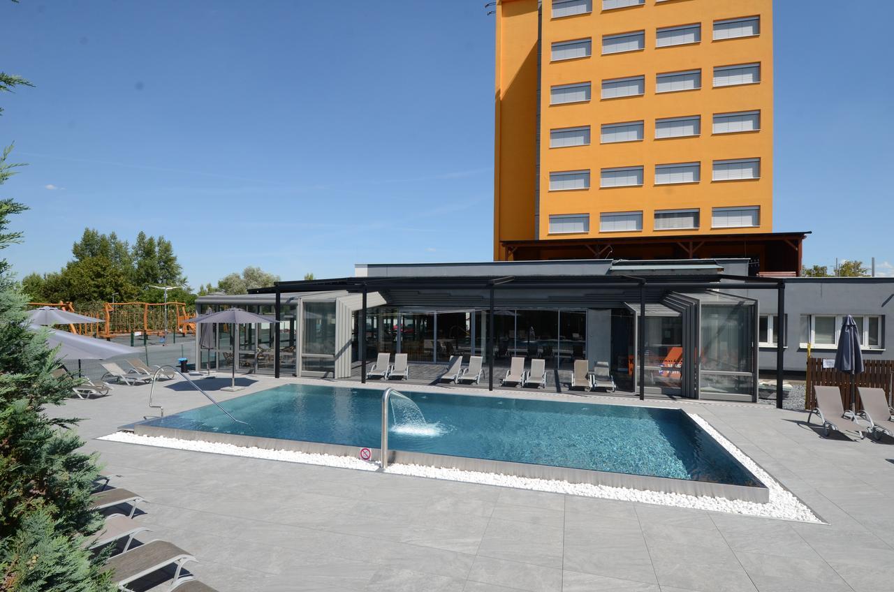 Hotel Aura Design & Garden Pool Prague