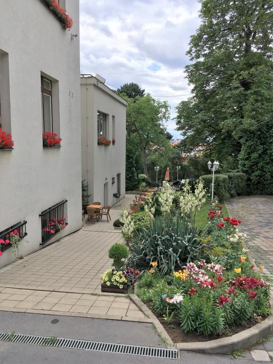 Guest house Jana - Domov Mladeze