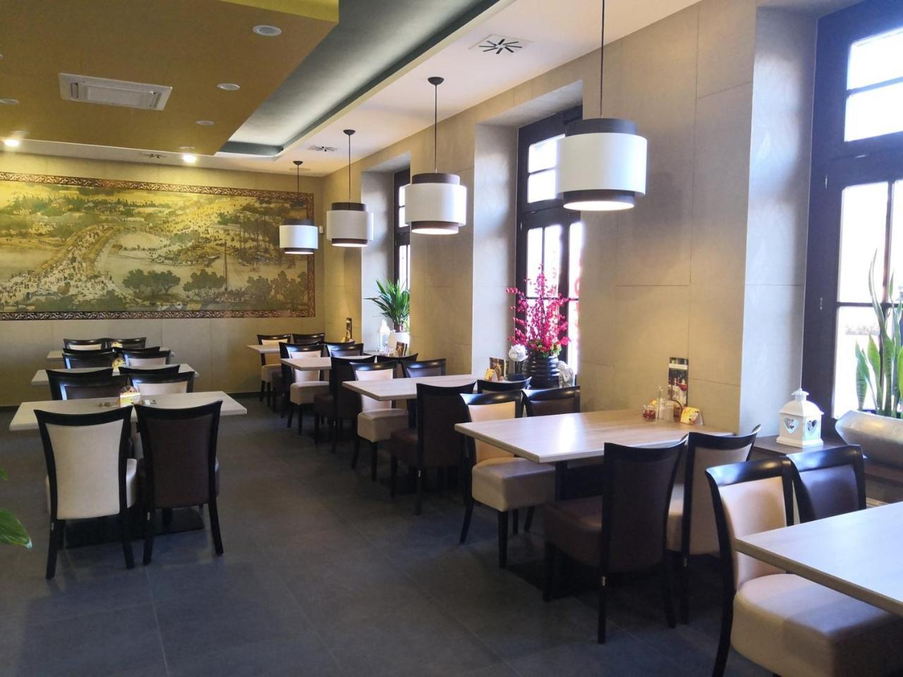 Sun-house Pension&restaurant -parkingfree- Otel 3*