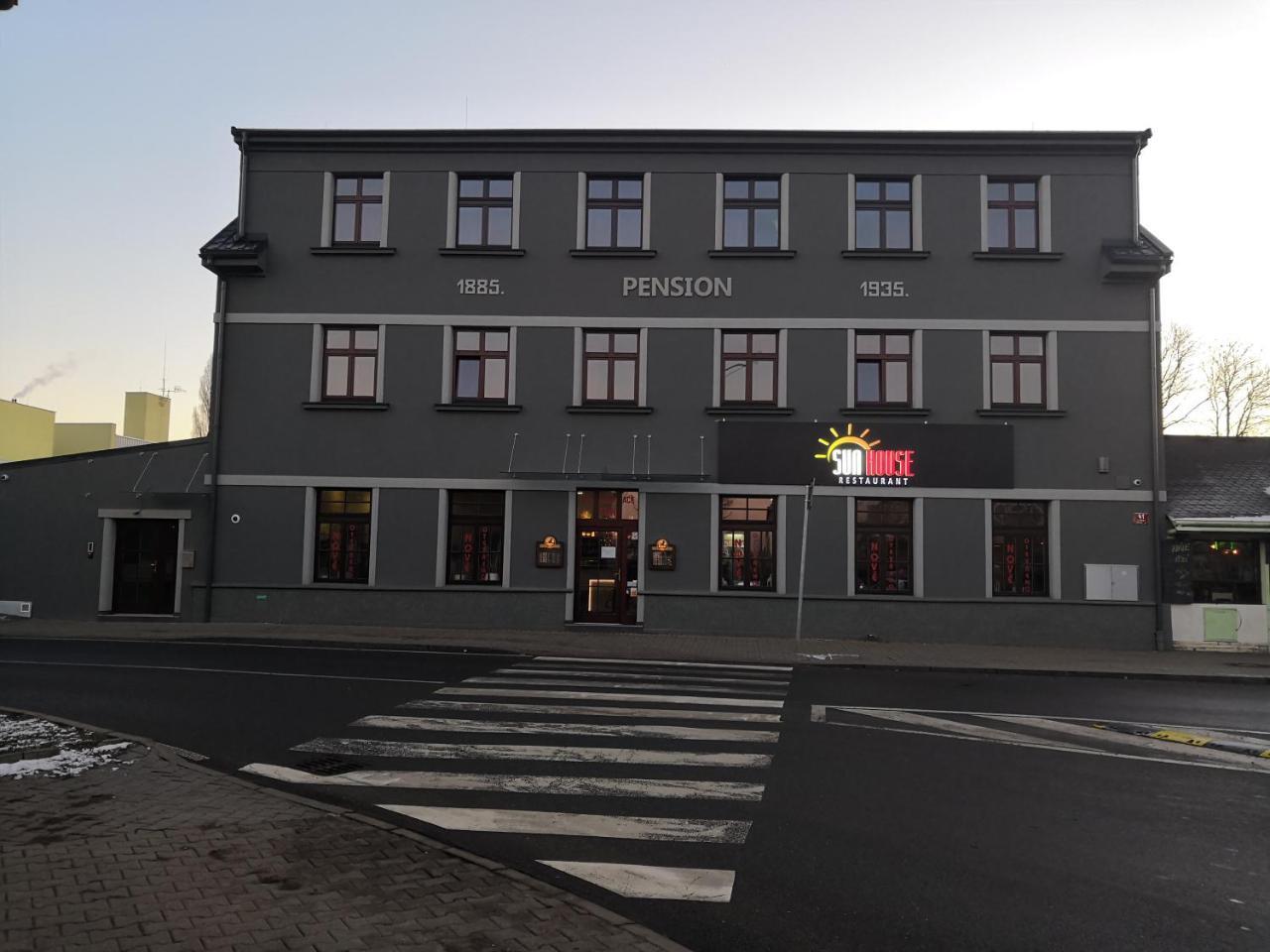 Hotel Sun-house Pension&restaurant -parkingfree- Praga
