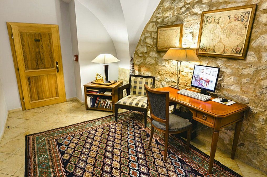The Golden Wheel Hotel
