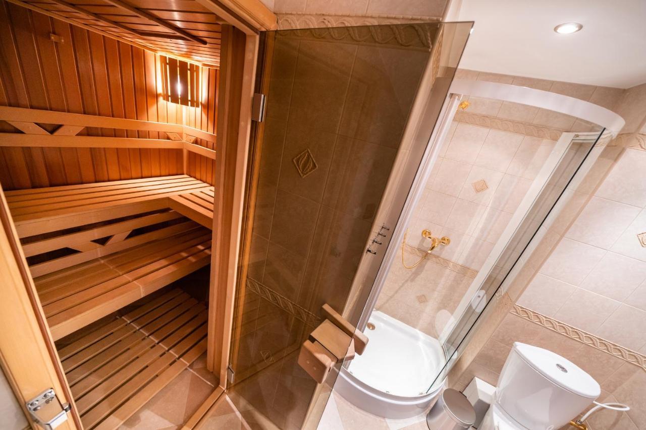 Apartment 5br 2bath Masarykovo Nabrezi *