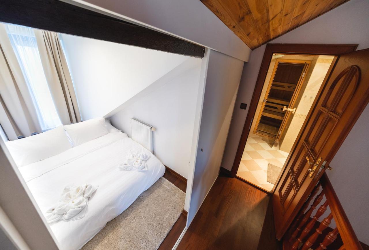 5br 2bath Masarykovo Nabrezi Apartment