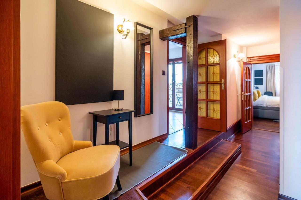 5br 2bath Masarykovo Nabrezi Apartment