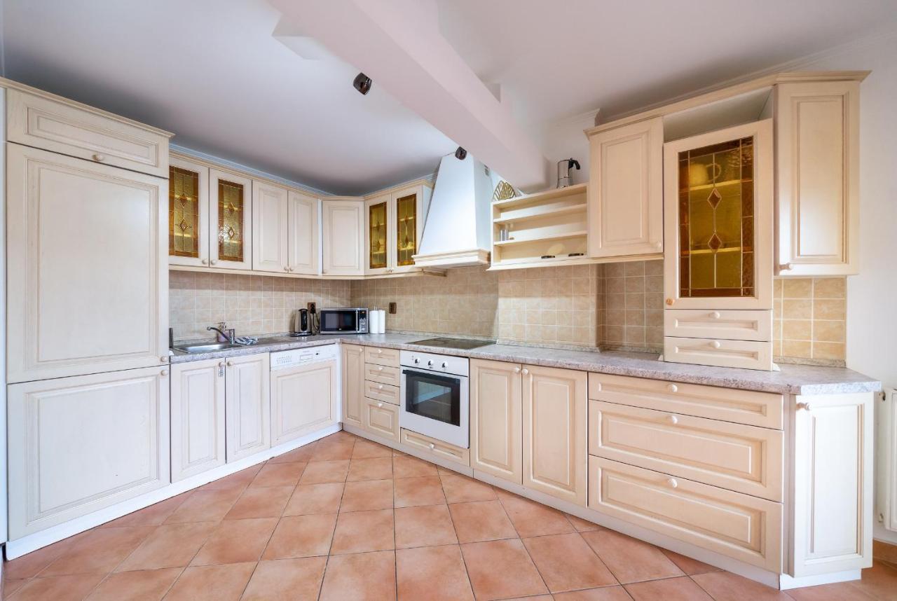 5br 2bath Masarykovo Nabrezi Apartment *