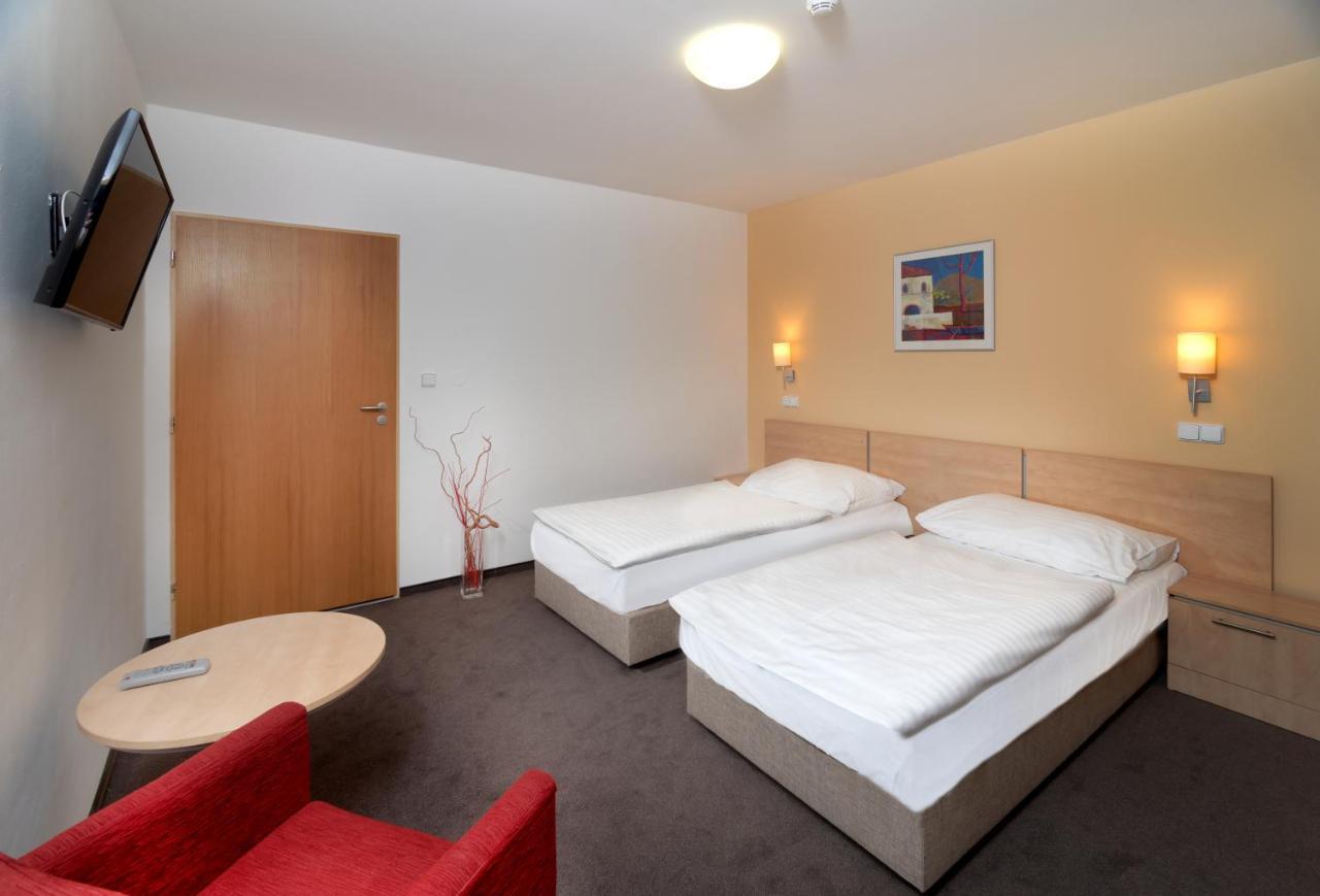 Chvalska Tvrz Otel