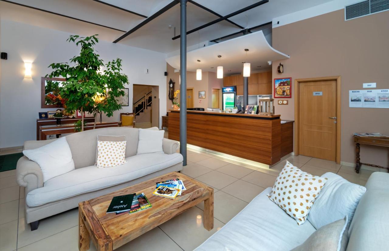 Chvalska Tvrz Otel