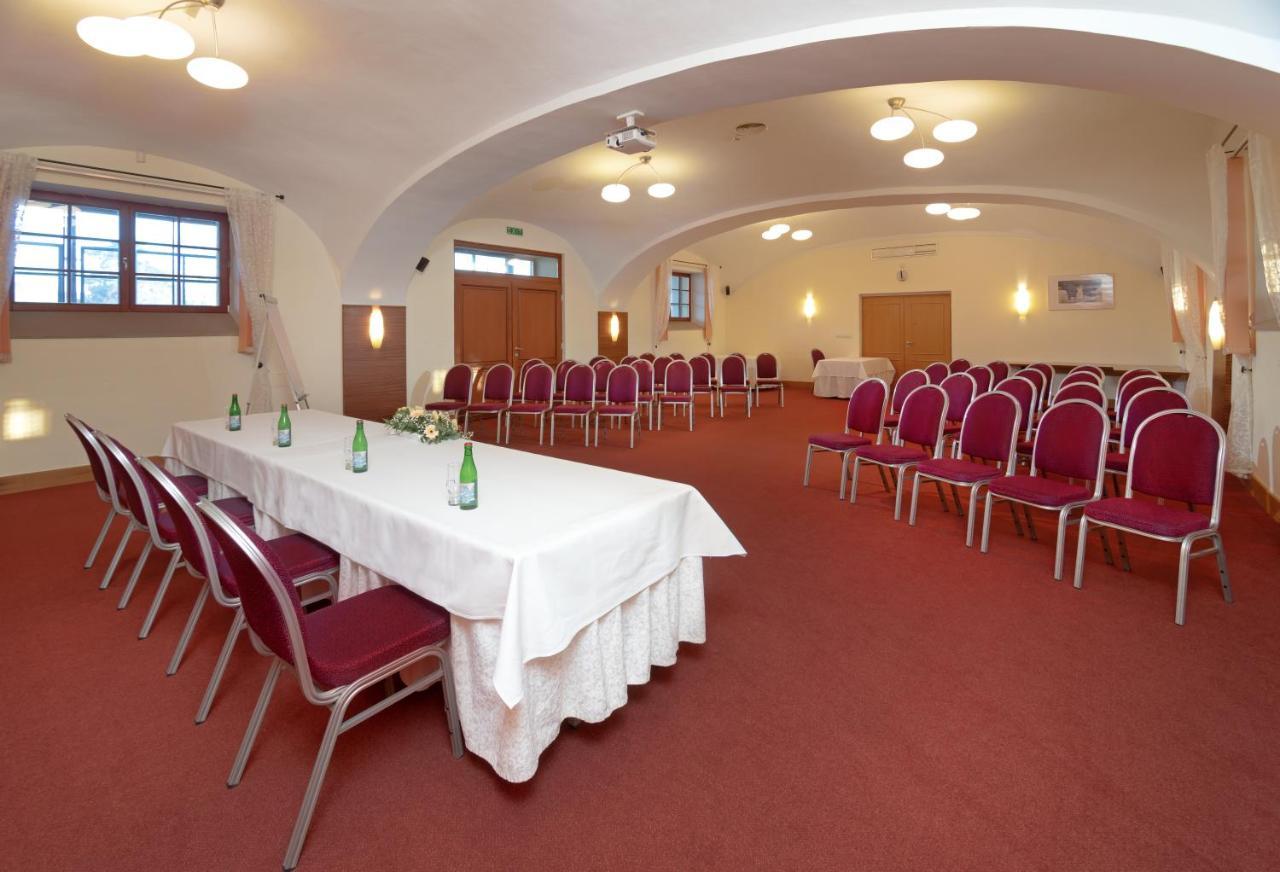 Chvalska Tvrz Otel Prag