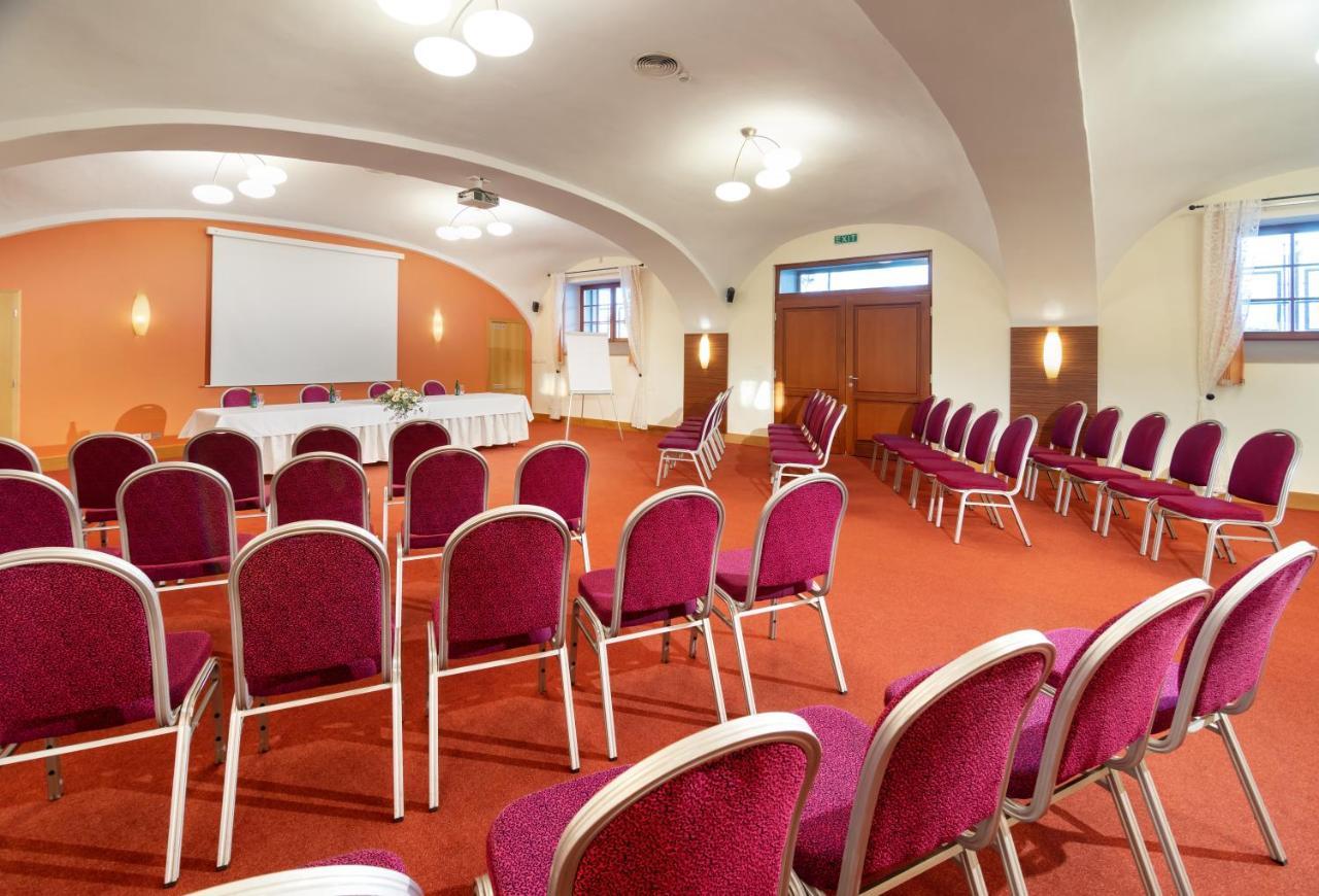 Chvalska Tvrz Otel