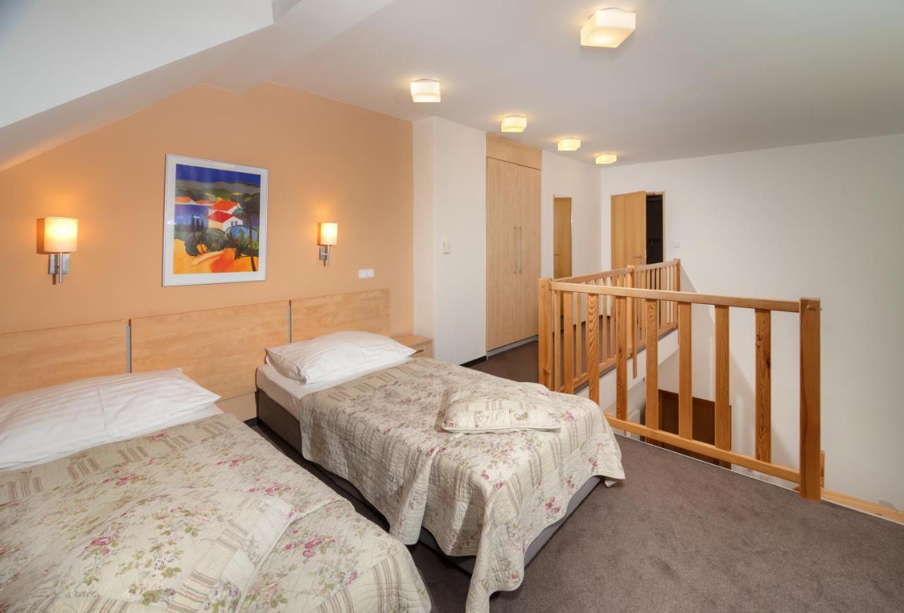 Chvalska Tvrz Otel Prag