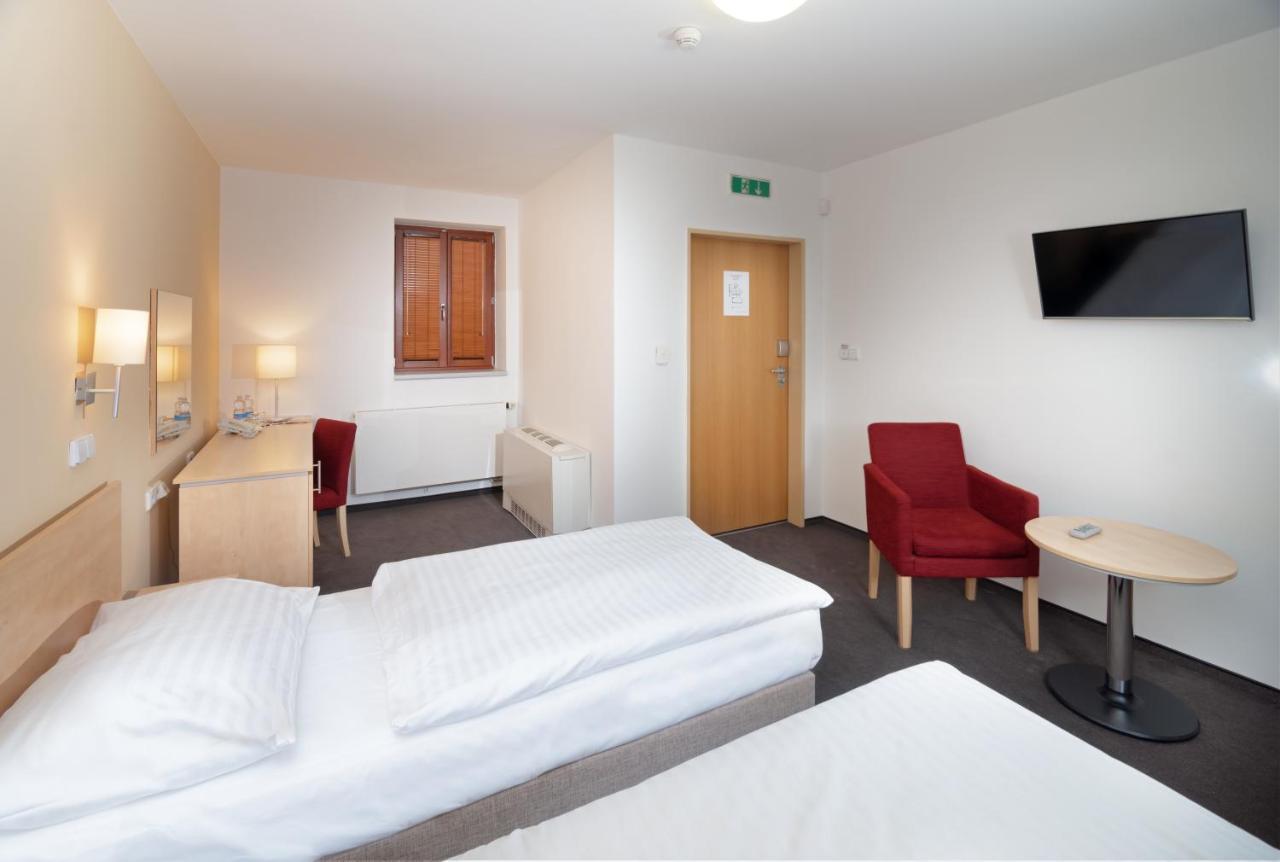 Chvalska Tvrz Otel Prag