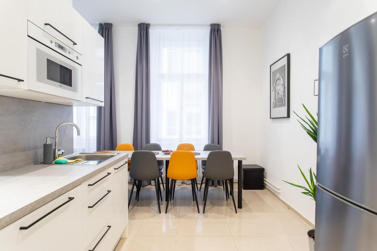 Spacious Near The River Daire Prag