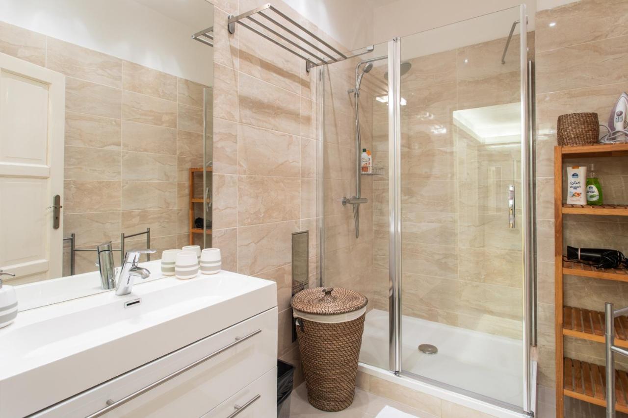 Spacious Near The River Prag