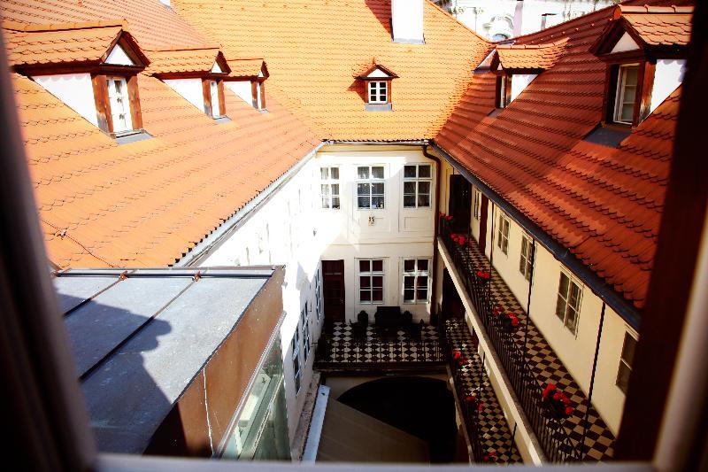 Golden Three Crowns Apartment