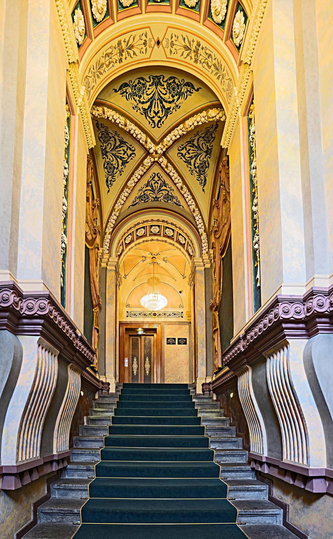 Deminka Palace Hotel 4*