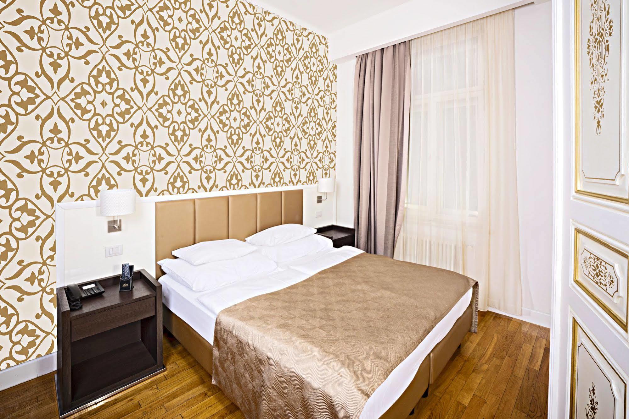Hotel Deminka Palace