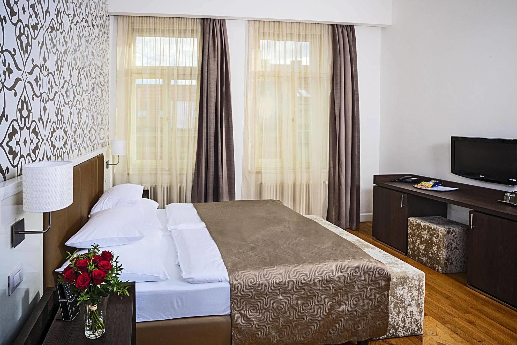 Deminka Palace Hotel 4*