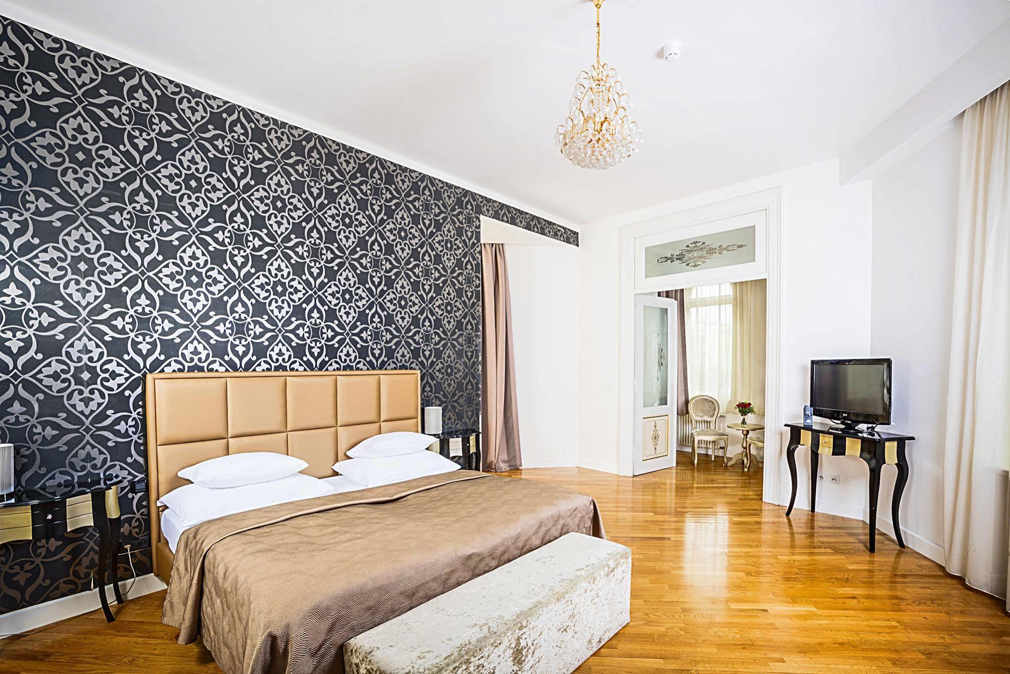 Deminka Palace Hotel 4*