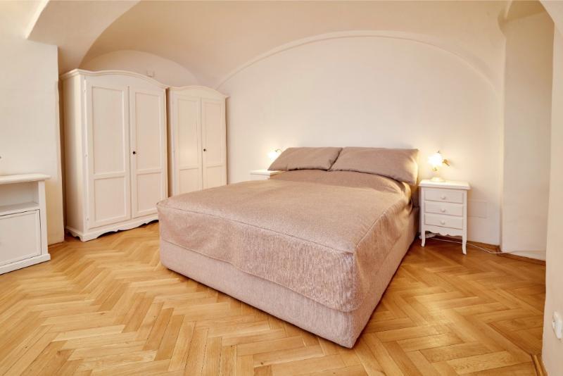 Golden Three Crowns Apartment *