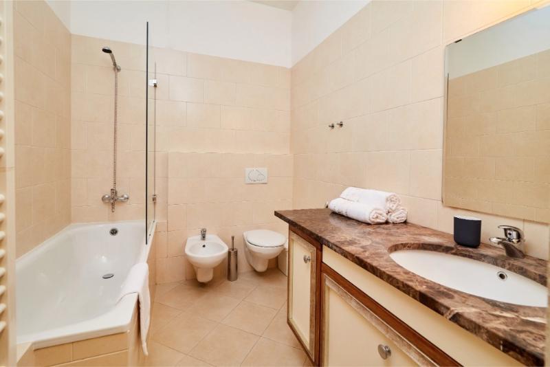 Golden Three Crowns Apartment *