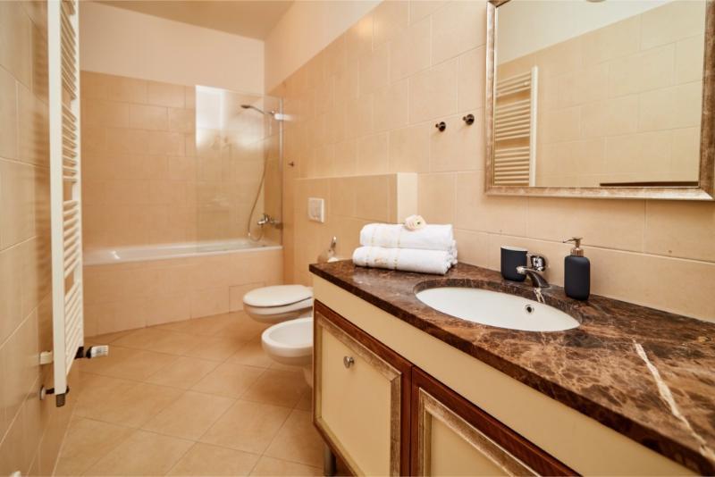 Golden Three Crowns Apartment