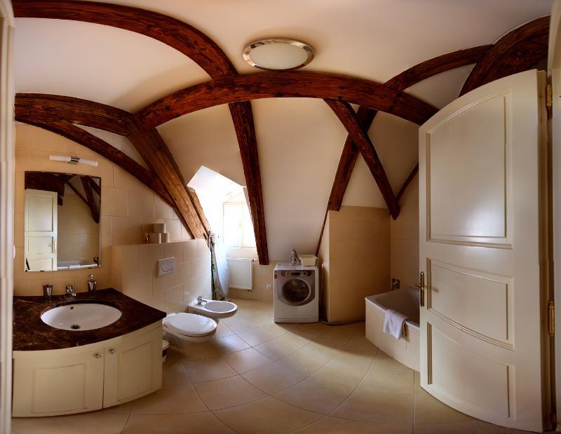Golden Three Crowns Apartment *